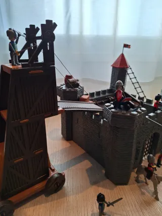 Castillo medieval y barco pirata