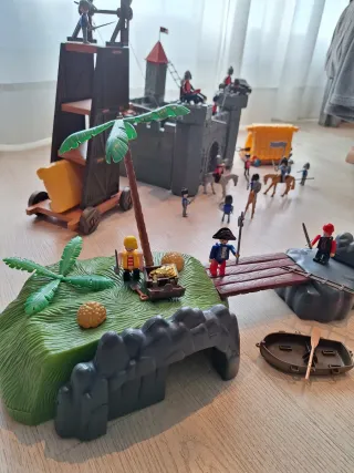 Castillo medieval y barco pirata