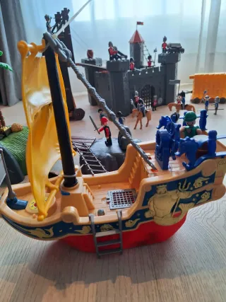 Castillo medieval y barco pirata