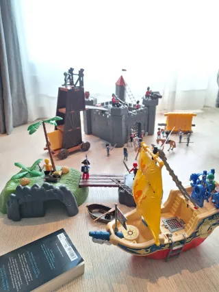 Castillo medieval y barco pirata