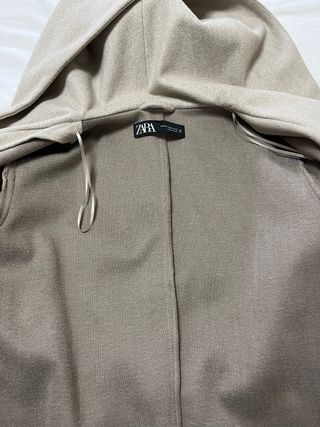 Abrigo beige con capucha y cinturón