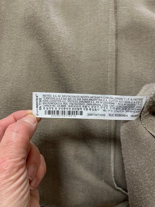 Abrigo beige con capucha y cinturón