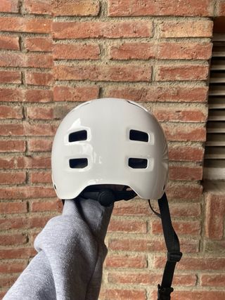 Casco blanco para patinete o bici