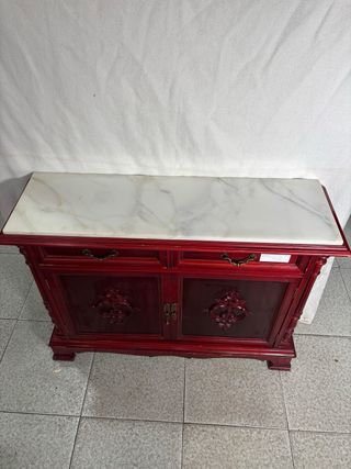 Mueble de entrada rojo con detalles dorados