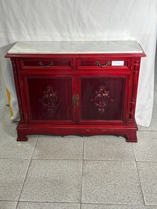 Mueble de entrada rojo con detalles dorados
