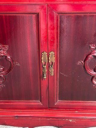 Mueble de entrada rojo con detalles dorados