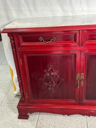 Mueble de entrada rojo con detalles dorados