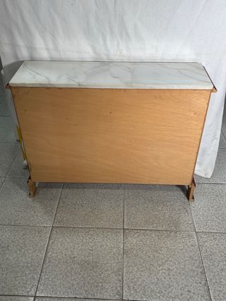 Mueble de entrada rojo con detalles dorados
