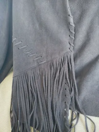 Chaqueta negra estilo cowboy con flecos