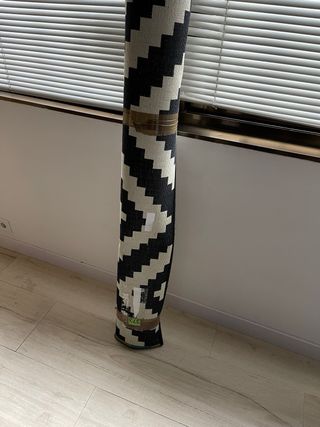 Alfombra geométrica blanco y negro de Ikea
