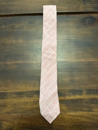 Corbata rosa con rayas blancas