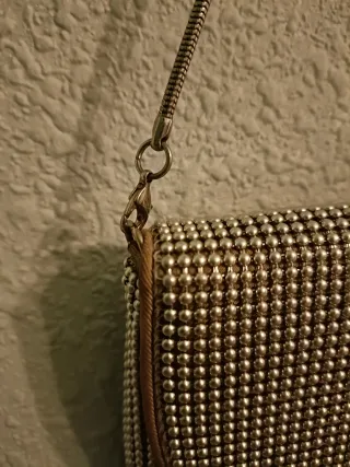 Bolso de fiesta metalizado de Parfois.