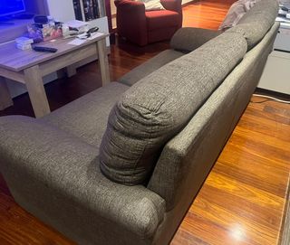 Sofá gris de 3 plazas de segunda mano.