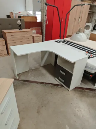 Escritorio de esquina blanco y gris