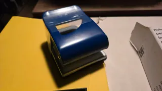 Perforadora de papel azul 2 agujeros