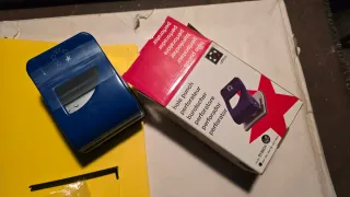 Perforadora de papel azul 2 agujeros