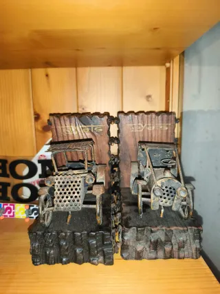 Sujetalibros de metal y madera