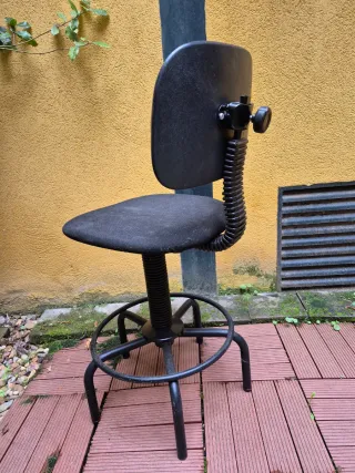 Taburete con respaldo ajustable