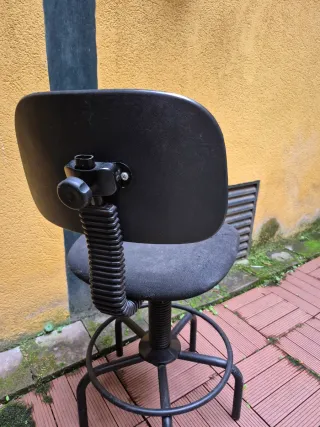 Taburete con respaldo ajustable