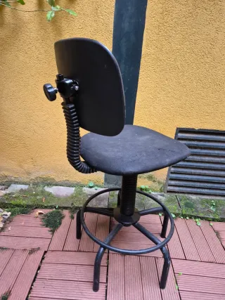 Taburete con respaldo ajustable