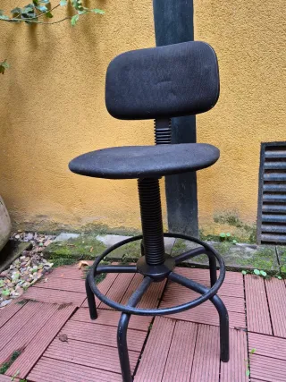 Taburete con respaldo ajustable