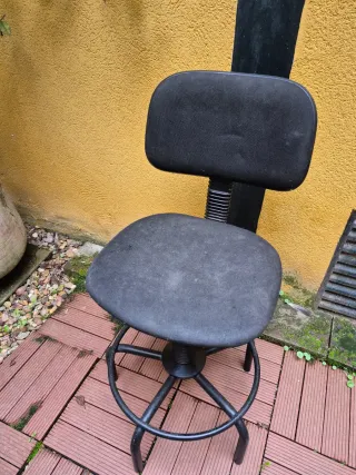 Taburete con respaldo ajustable