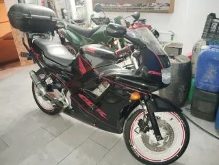 Honda CBR blanca