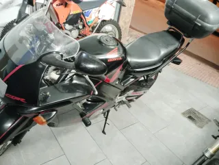 Honda CBR blanca