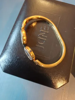 Reloj Fendi Mujer Pulsera en oro chapado 18k