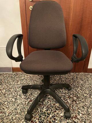 Sedia ergonomica con rotelle. ritiro a mano.