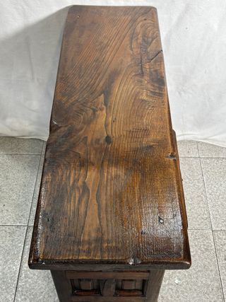 Mueble de entrada de madera tallada