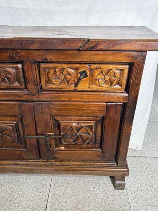 Mueble de entrada de madera tallada