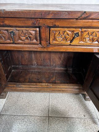 Mueble de entrada de madera tallada