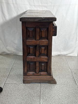 Mueble de entrada de madera tallada