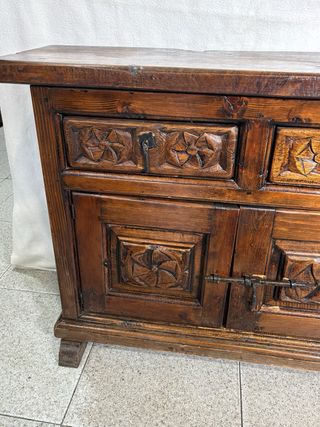 Mueble de entrada de madera tallada