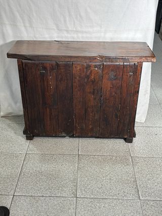 Mueble de entrada de madera tallada
