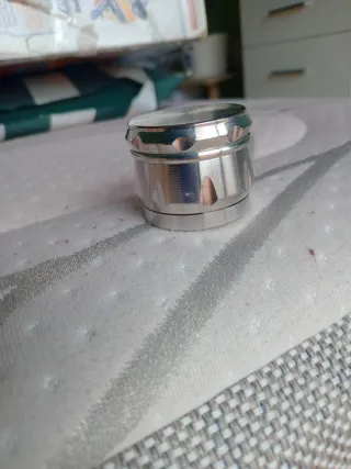 Molino de hierbas metálico nuevo