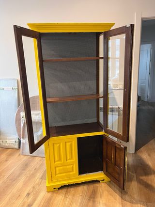 Armario vintage madera y cristal amarillo