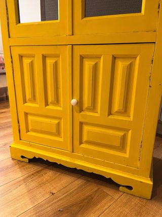Armario vintage madera y cristal amarillo