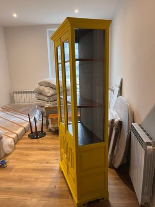 Armario vintage madera y cristal amarillo