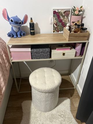 Mueble tocador con cajones y taburete