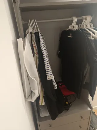 Armario de madera gris