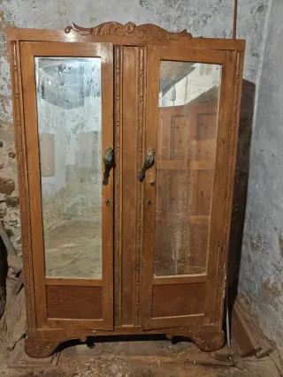 Armario antiguo de madera