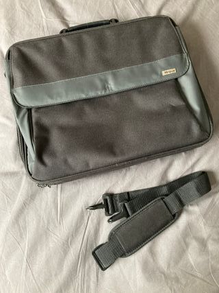 Maletín portátil 15" color negro marca Targus