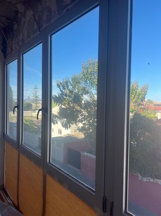 28 Ventanas de aluminio en buen estado