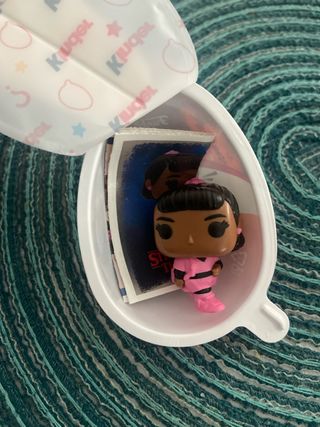 Kinder Joy Sorpresa Figura Erika