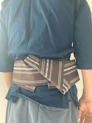 Kimono japonés marrón y blanco