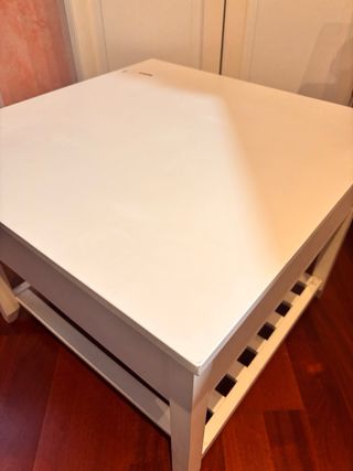 Mesa auxiliar baja de madera blanca