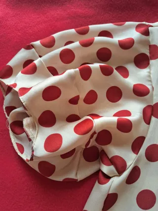 Blusa lunares beige y rojo