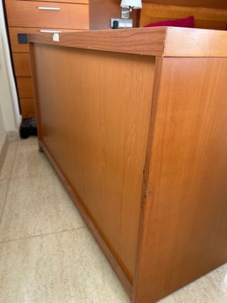 Cómoda clásica de madera con cajones